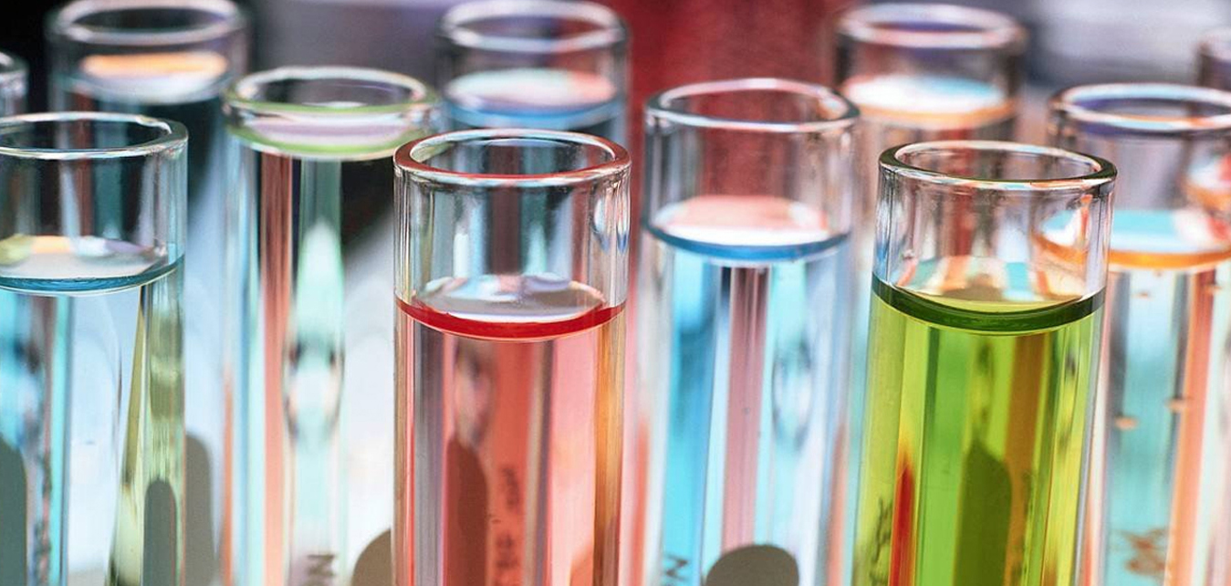 flask-with-yellow-reagent-test-tubes-and-beakers-in-a-chemical-laboratory-blurred-background-filmed-on-telephoto-lens_r9kqmun__F0000